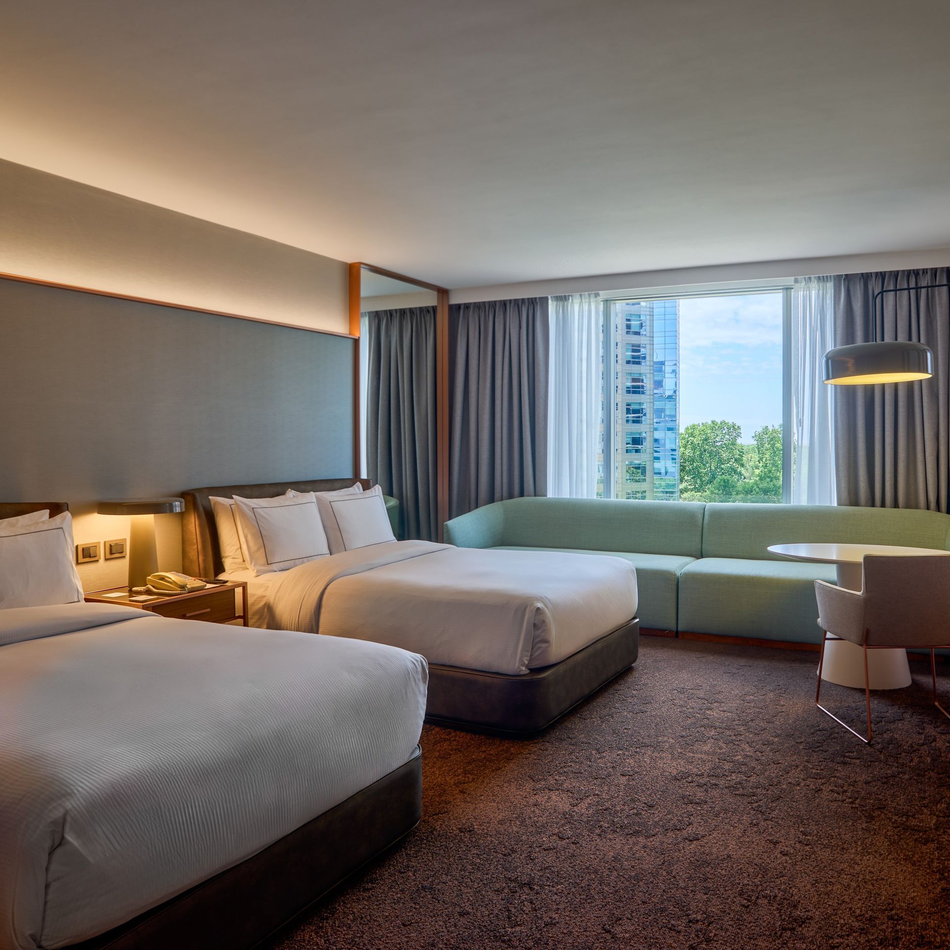 Una habitación de hotel con dos camas y un sofá.