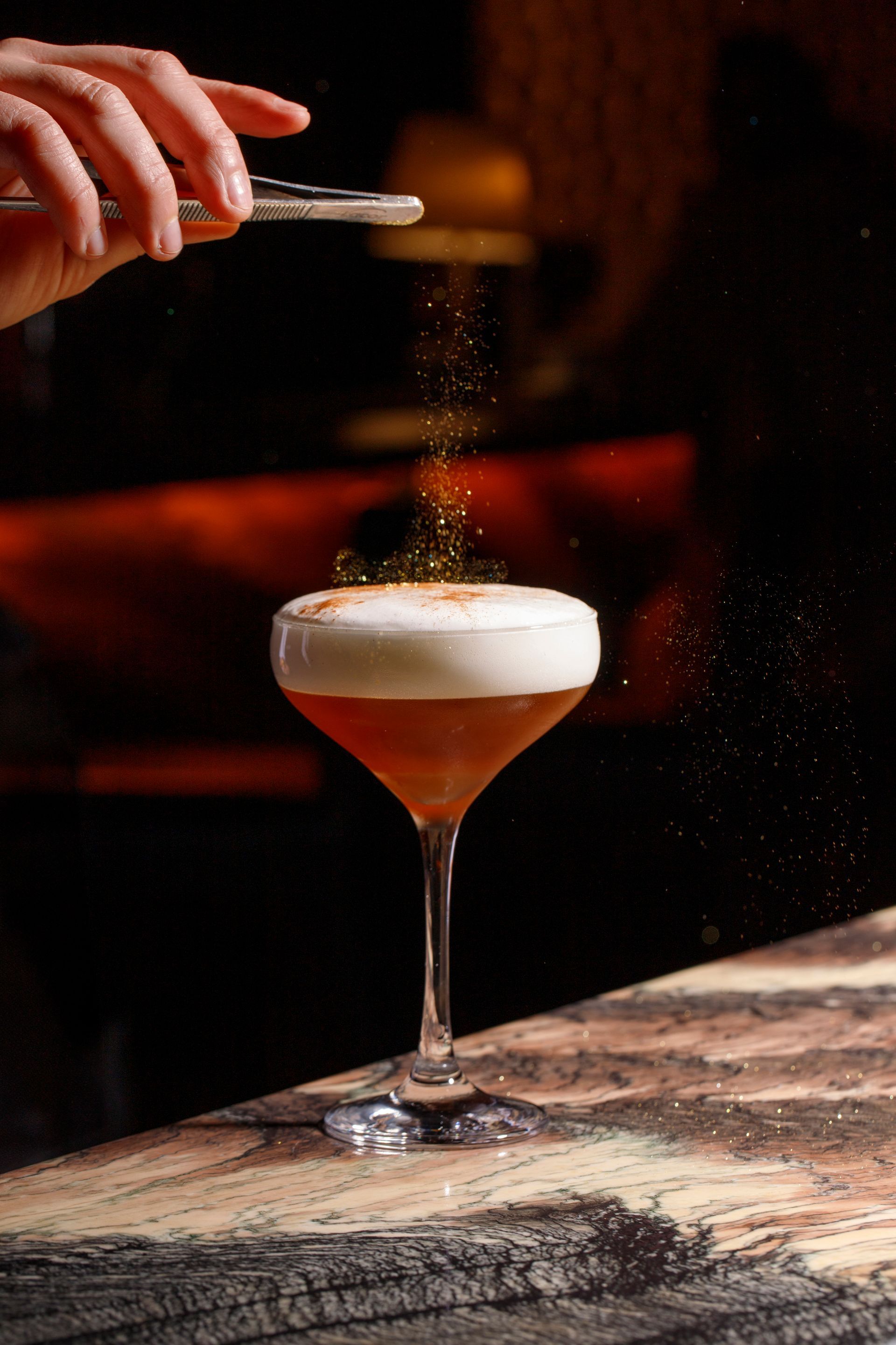 Una persona está vertiendo almíbar sobre un postre en un plato.