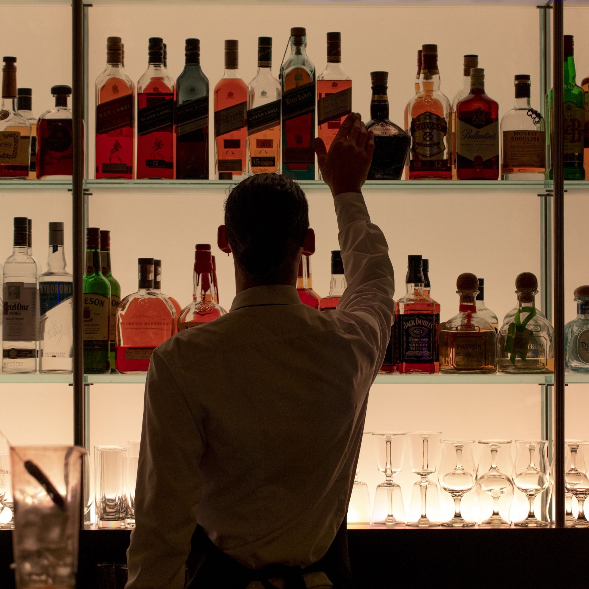 Un plato de comida con papas fritas y una bebida en una mesa