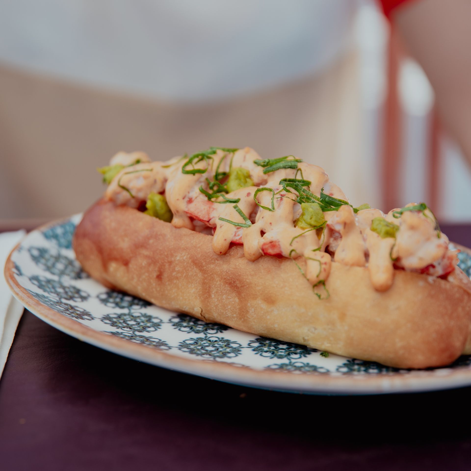 Un primer plano de un rollo de langosta en un plato
