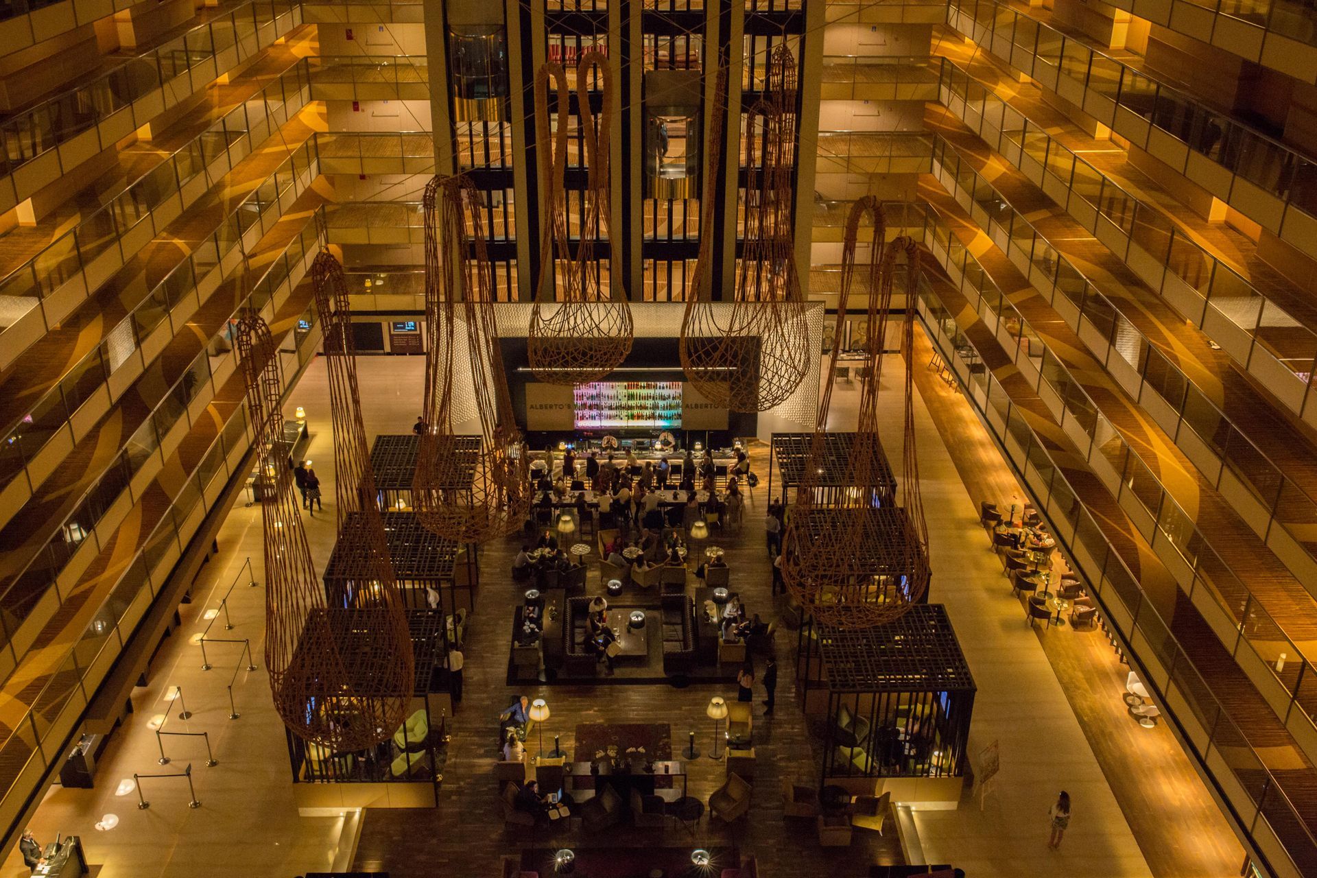 Un primer plano de una persona sosteniendo una hamburguesa