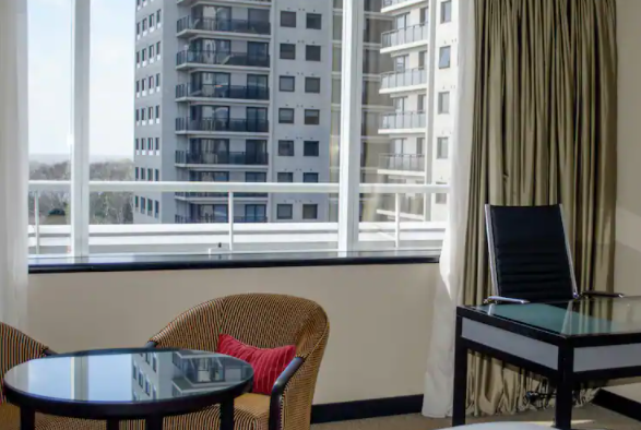 Una habitación de hotel con vistas a un edificio alto.
