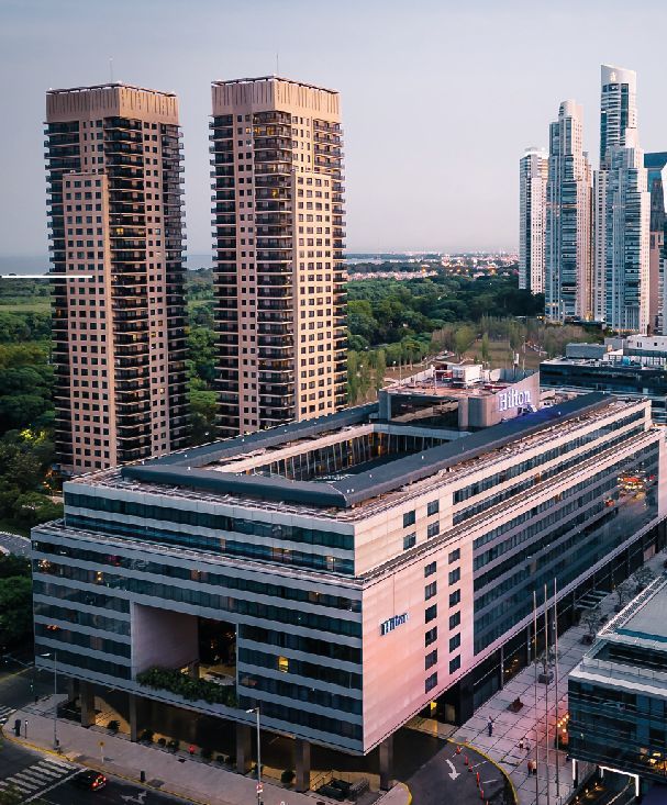 Una vista aérea de un gran edificio en una ciudad.