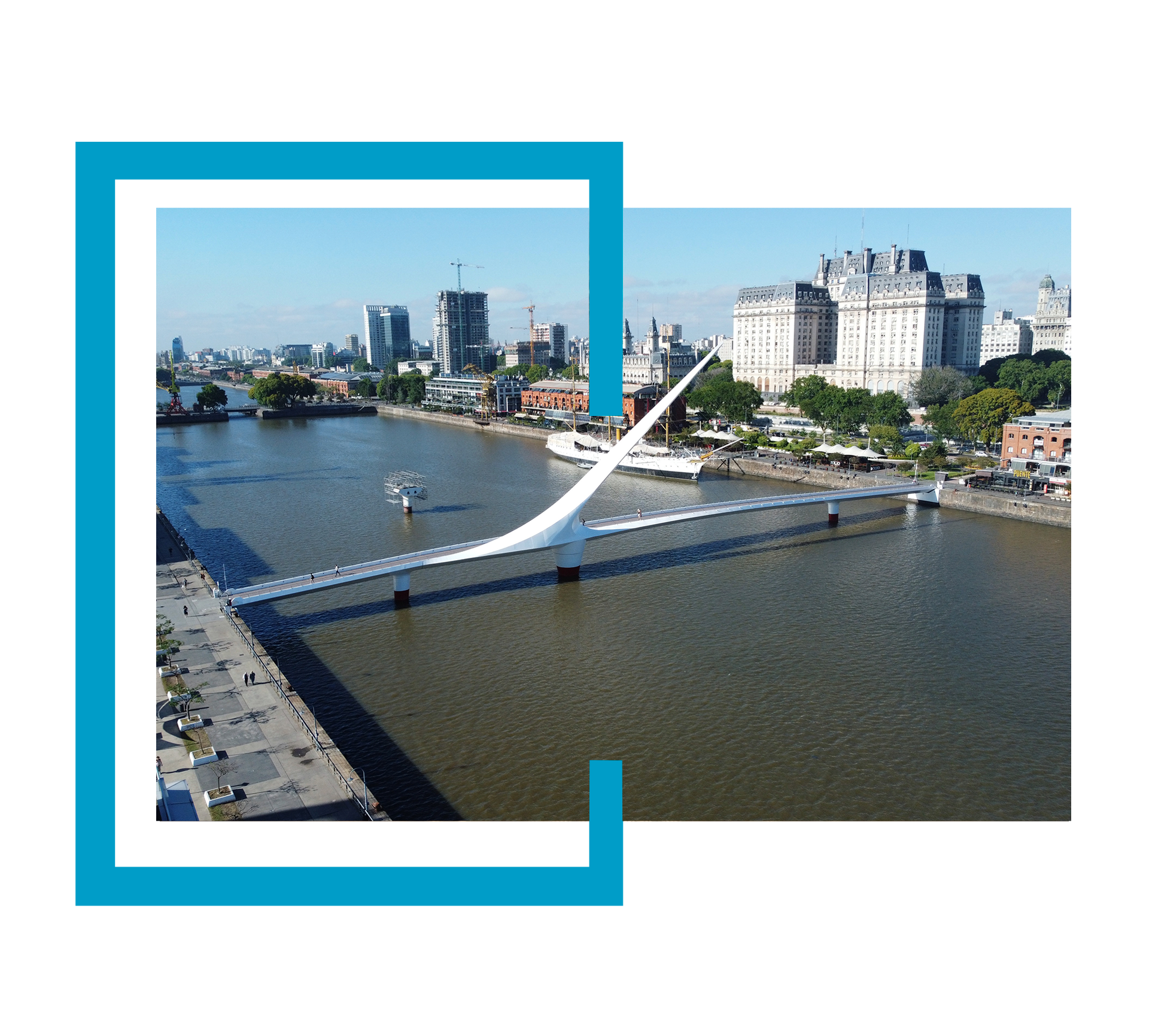 Una imagen de un edificio grande con muchas ventanas.