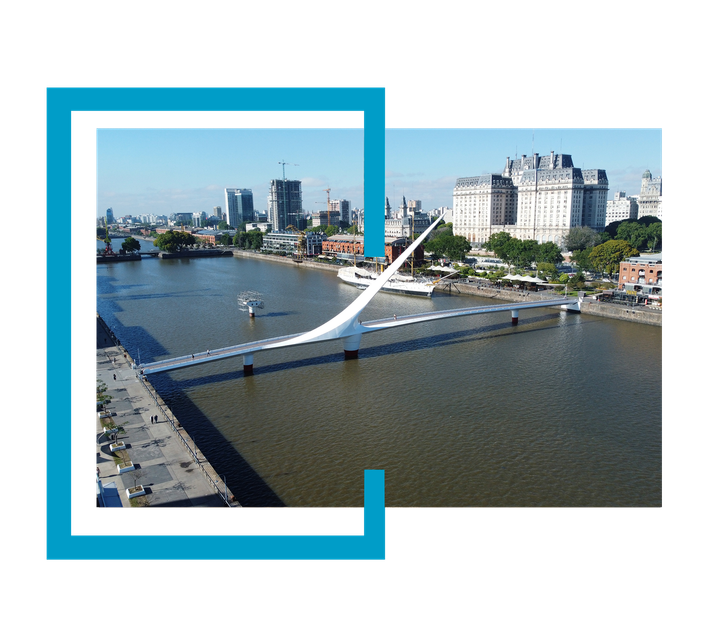 Una imagen de un edificio grande con muchas ventanas.