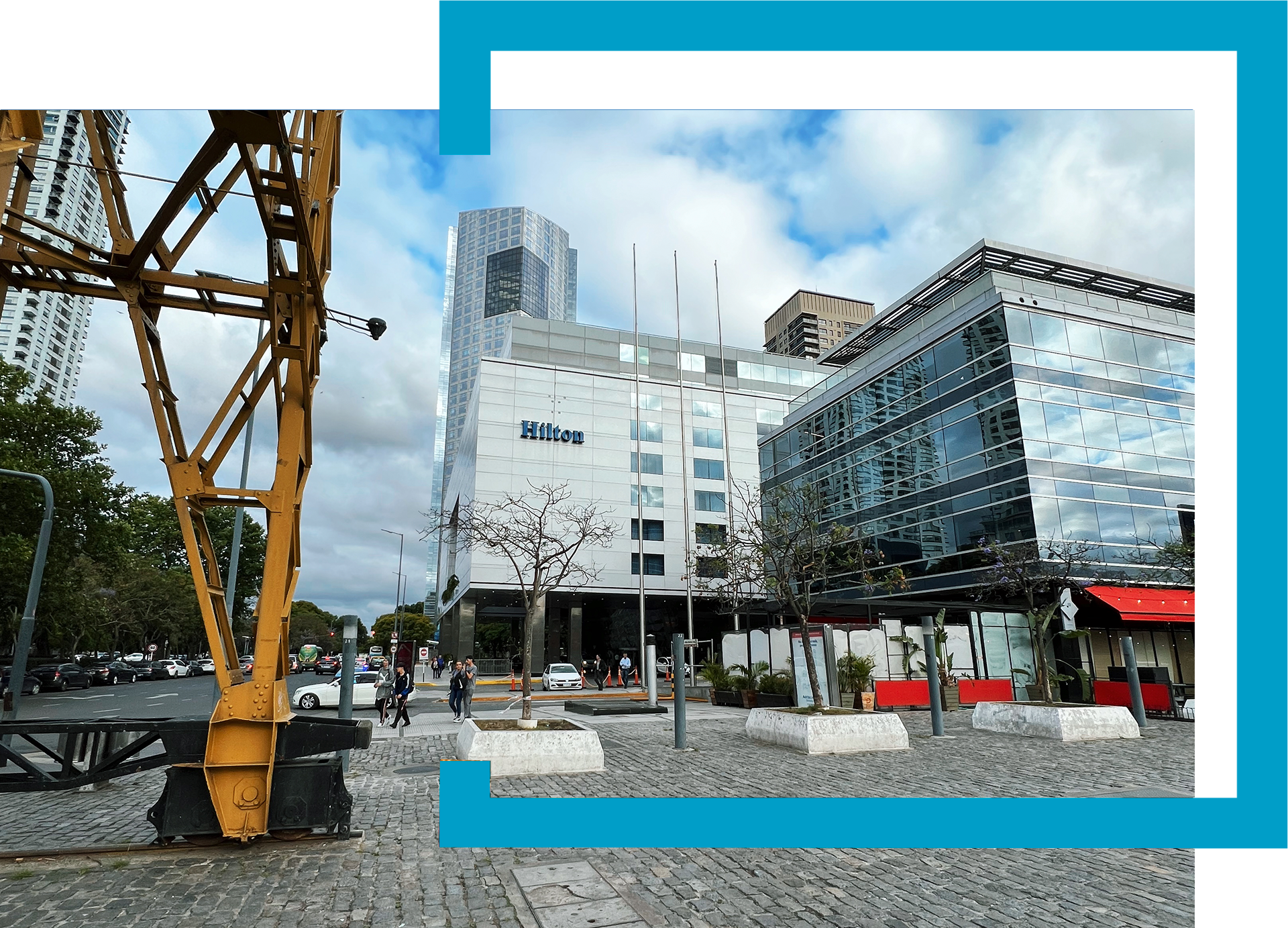 Un gran edificio con la palabra Hilton.