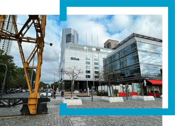 Un gran edificio con la palabra Hilton.