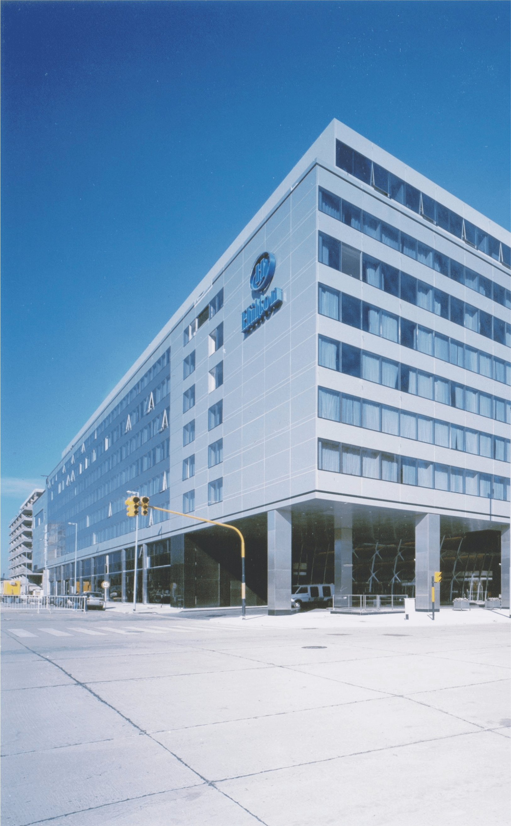 Un edificio grande con un logo azul al costado.