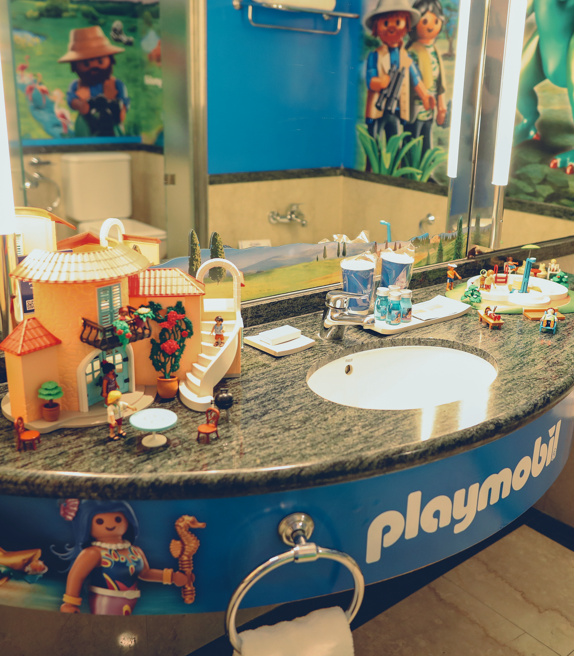 Un baño con encimera de playmobil