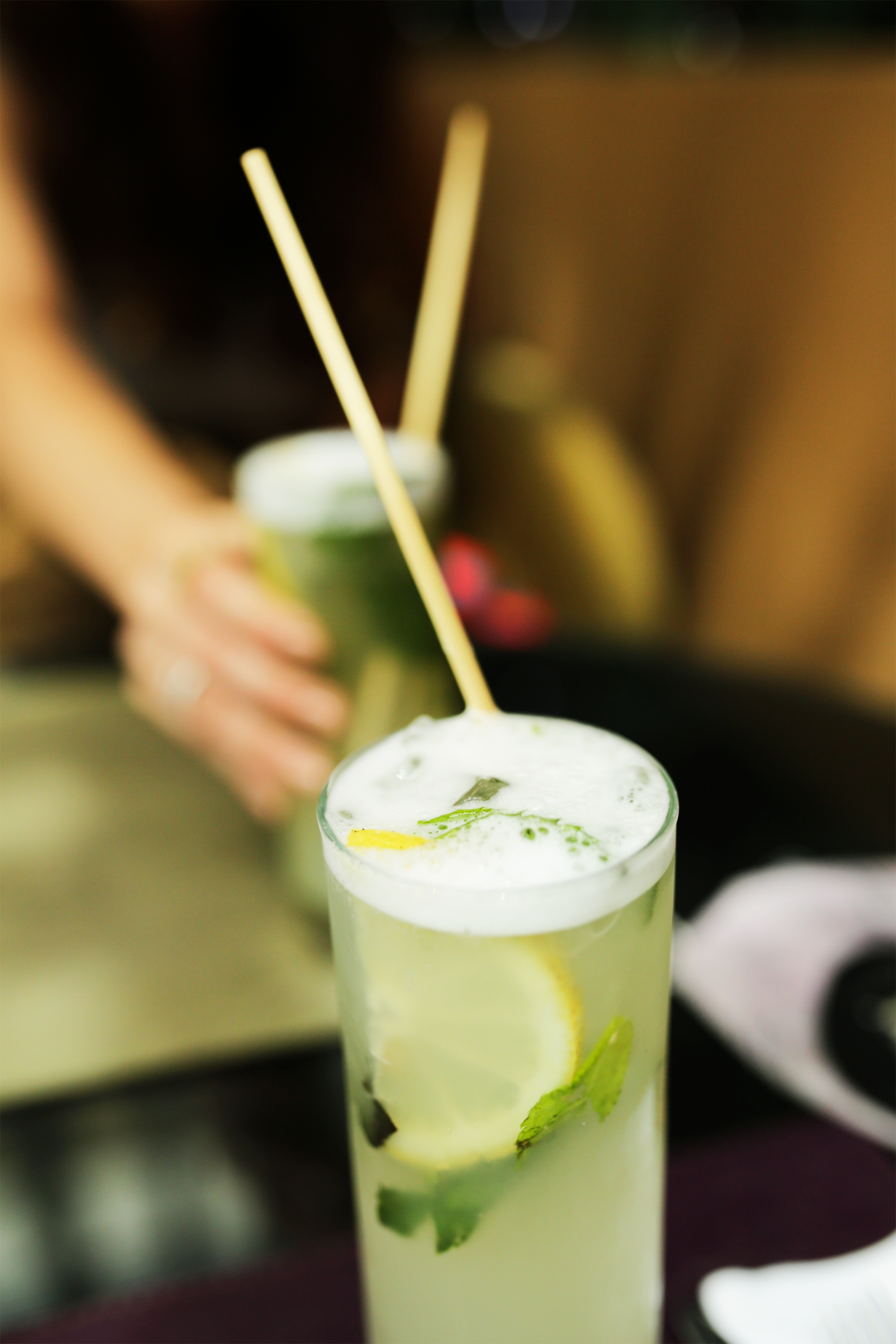 Un primer plano de una bebida con dos pajitas