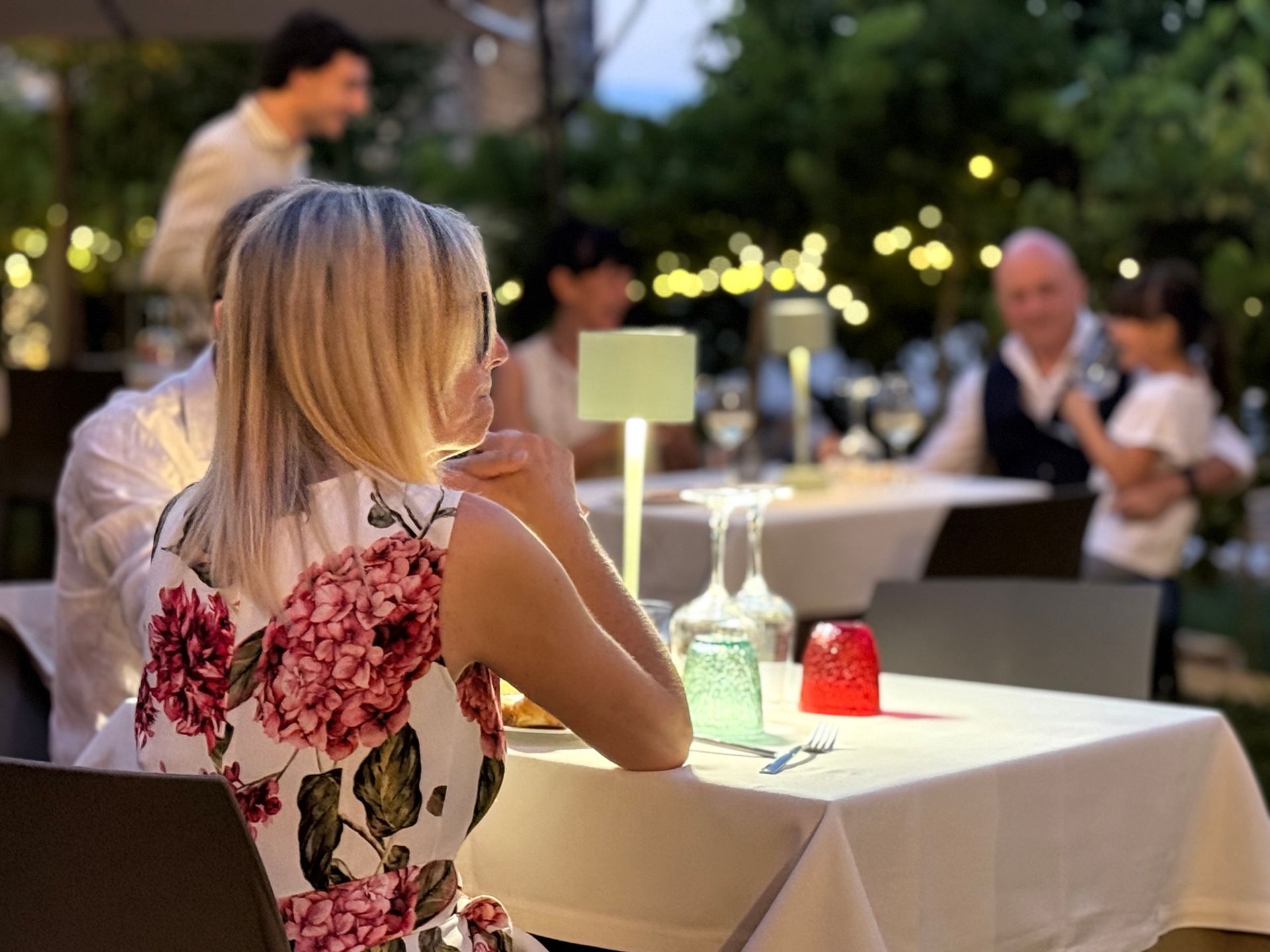 Una pentola piena di frutti di mare e verdure su un tavolo.