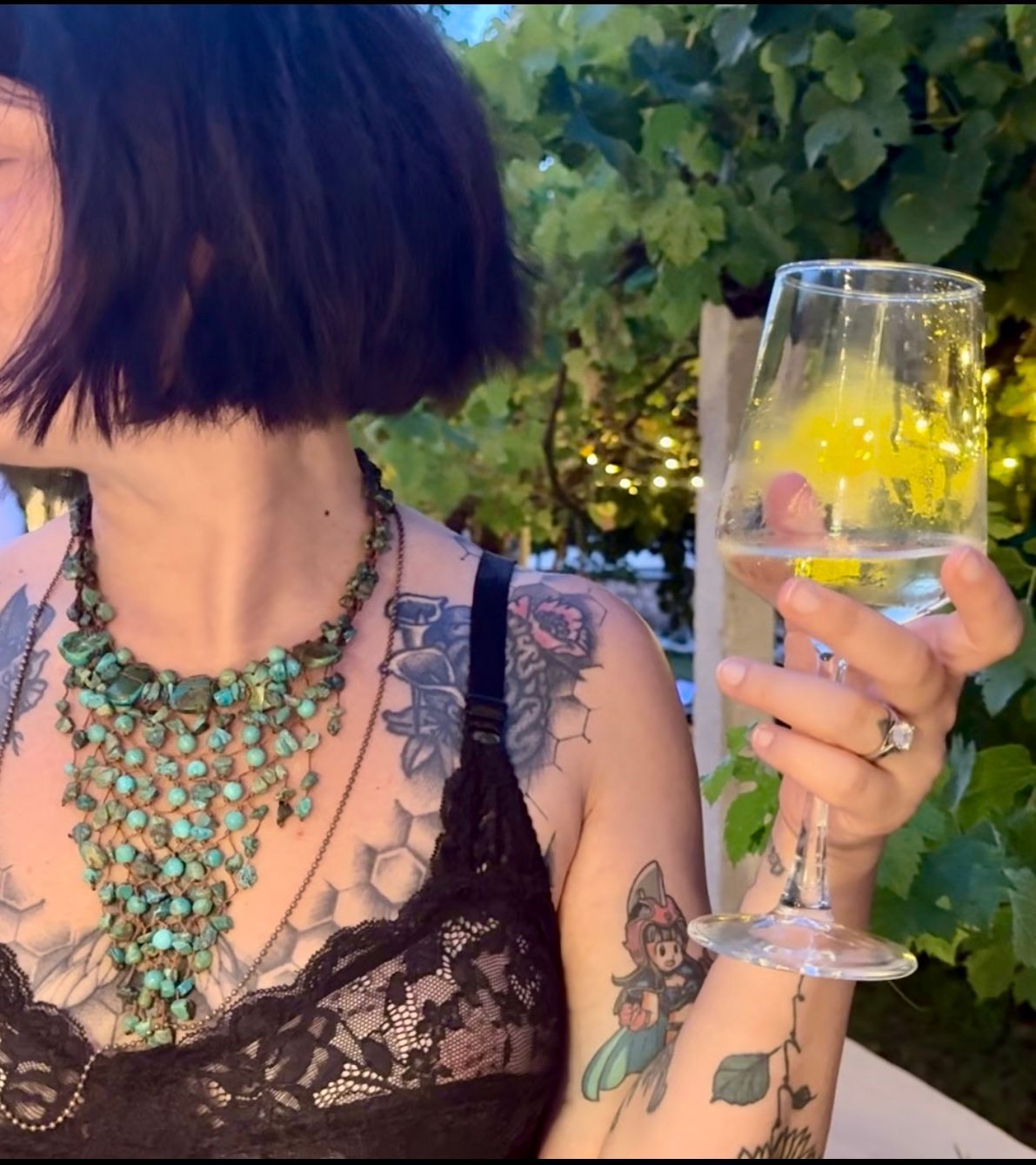 Un piatto di gamberetti cotti su un tavolo blu.