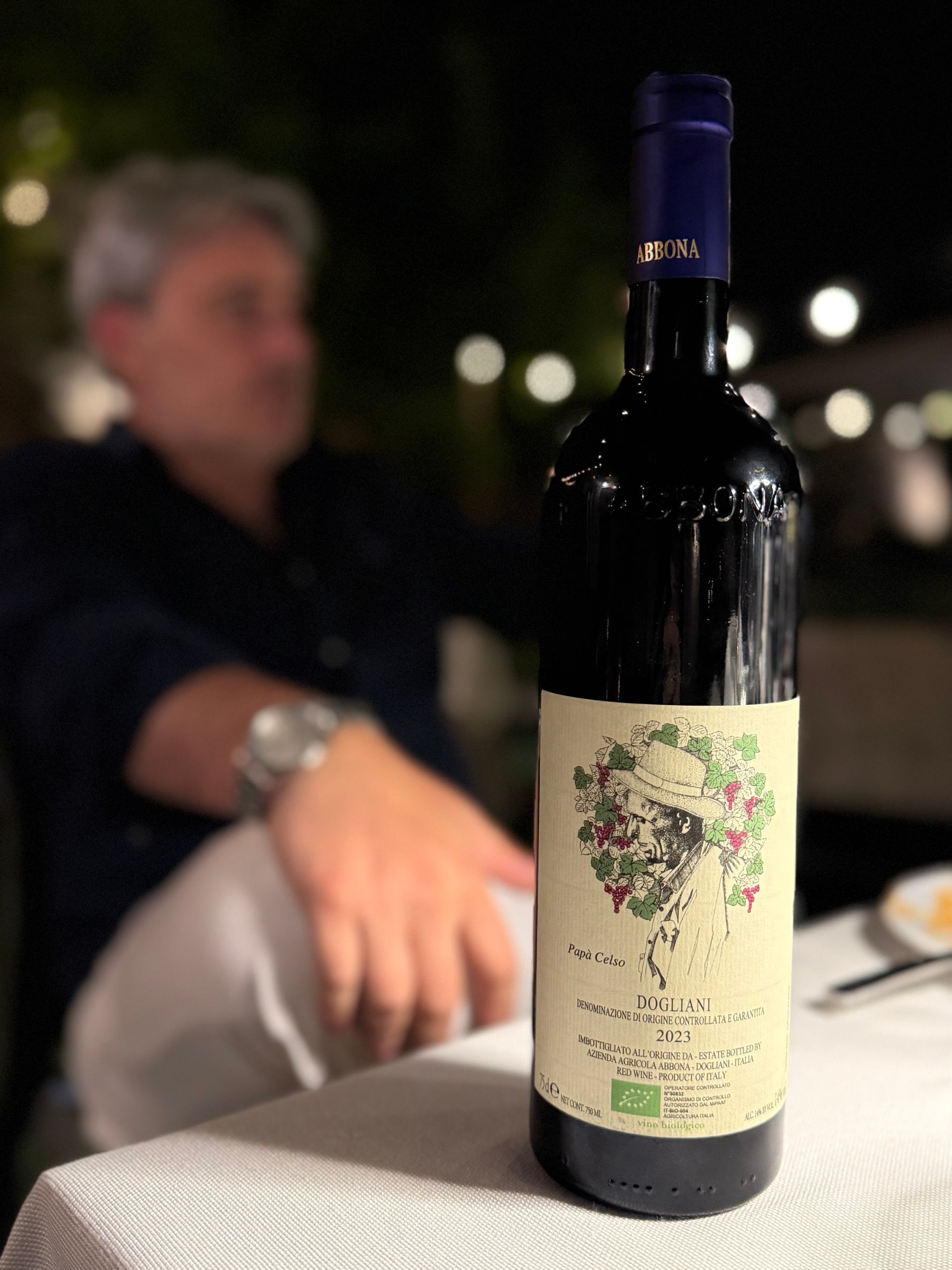 Un piatto di frutti di mare è seduto su un tavolo.