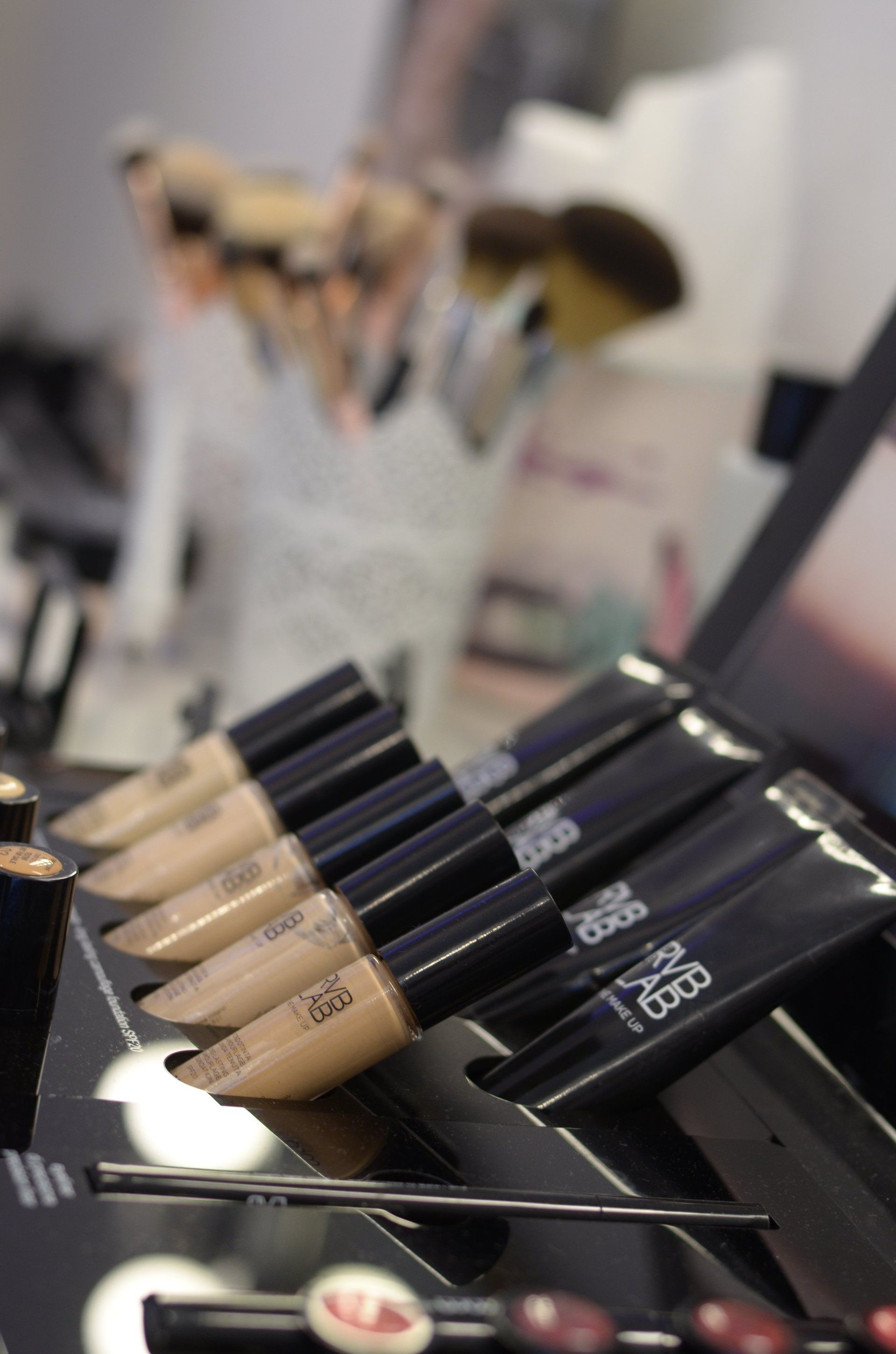 Eine Reihe von Make-up-Pinseln auf einem Tisch