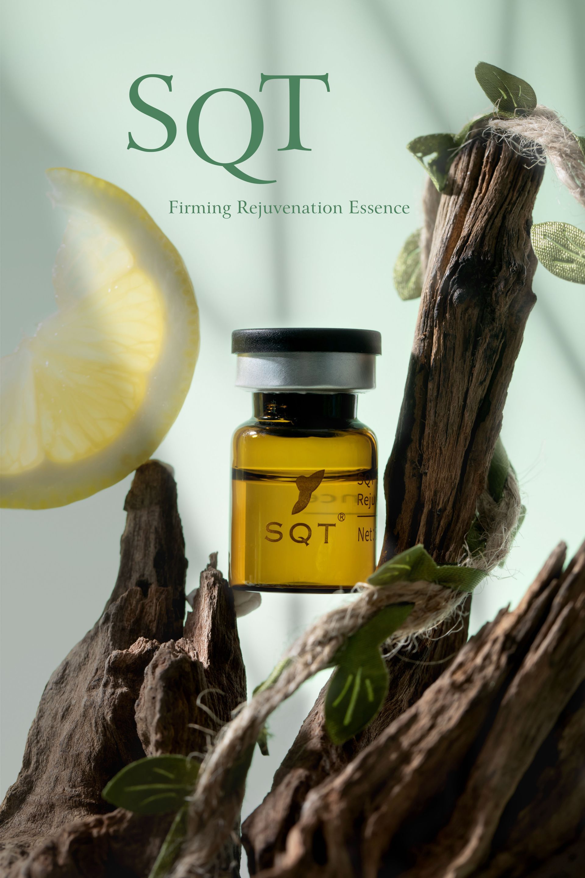 Auf einem Stück Holz steht eine Flasche Squat.