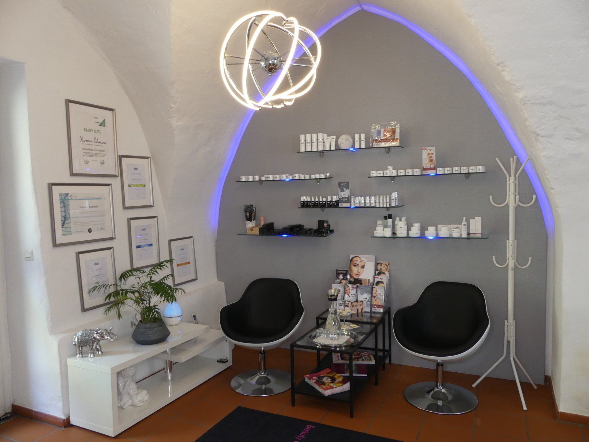 Ein Wartezimmer mit zwei Stühlen und einem Tisch