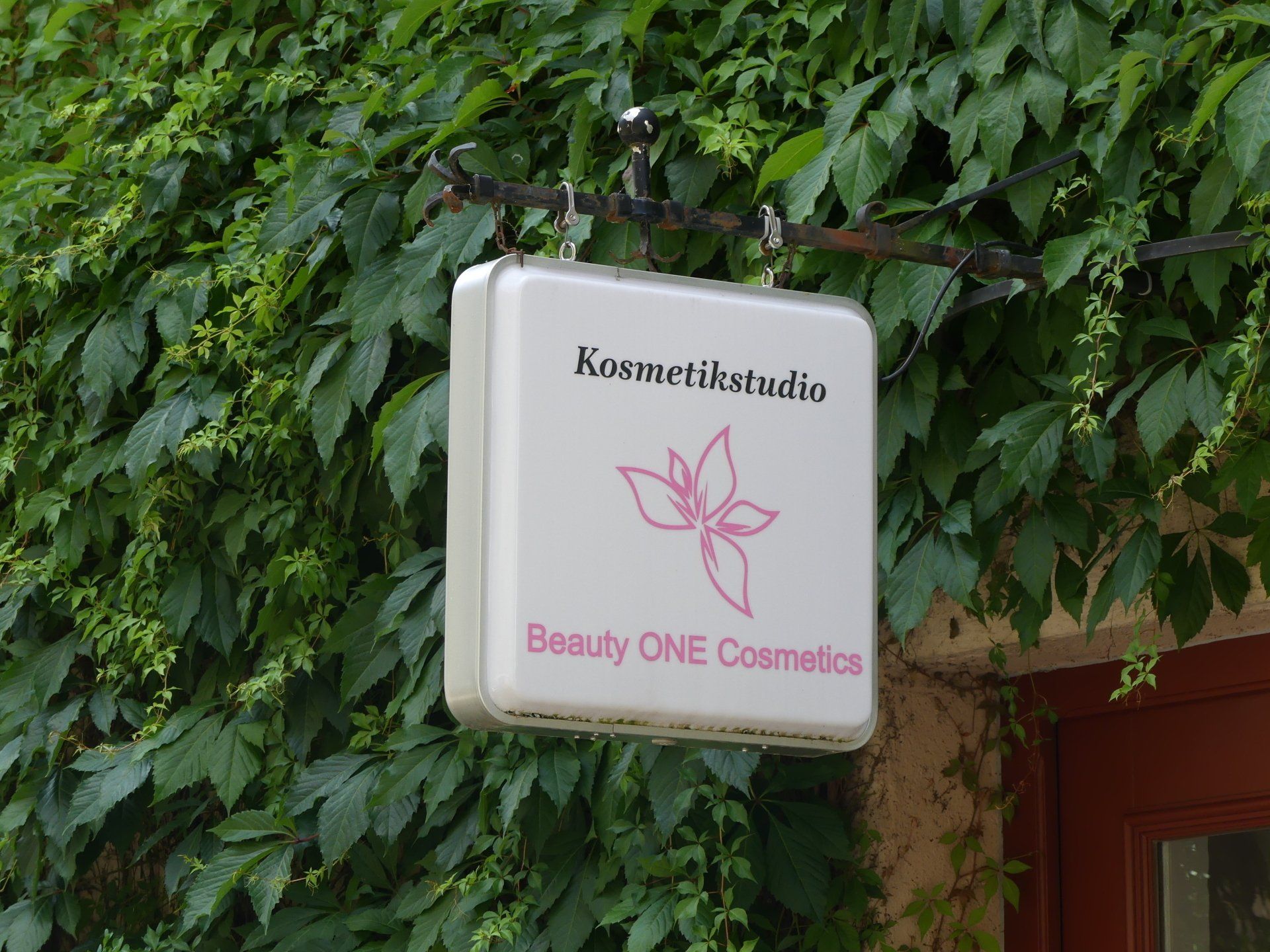 Ein Schild mit der Aufschrift Kosmetikstudio Beauty CNE Cosmetics