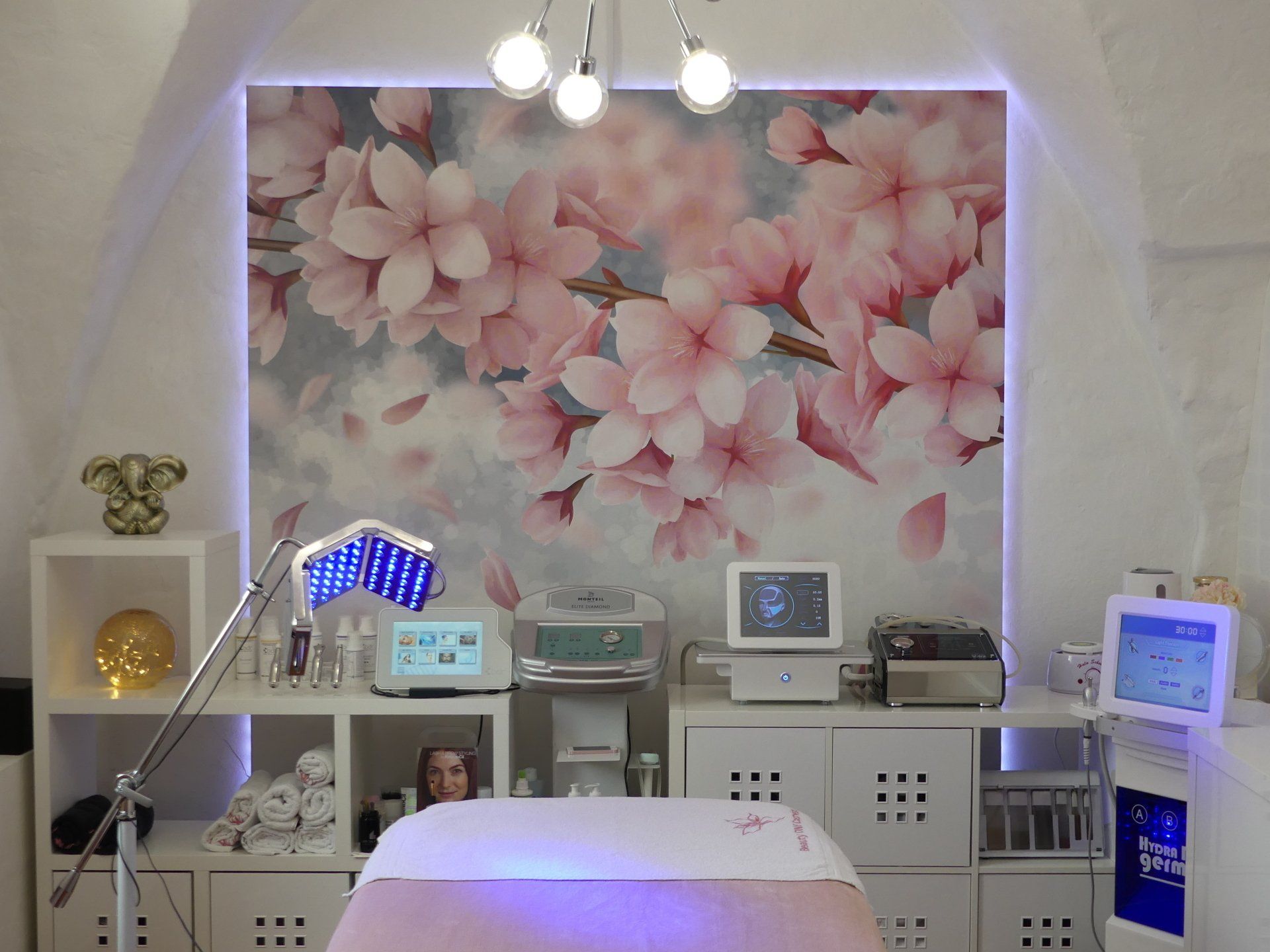 Ein Zimmer mit einem Bett und einer Wand mit rosa Blumen daran