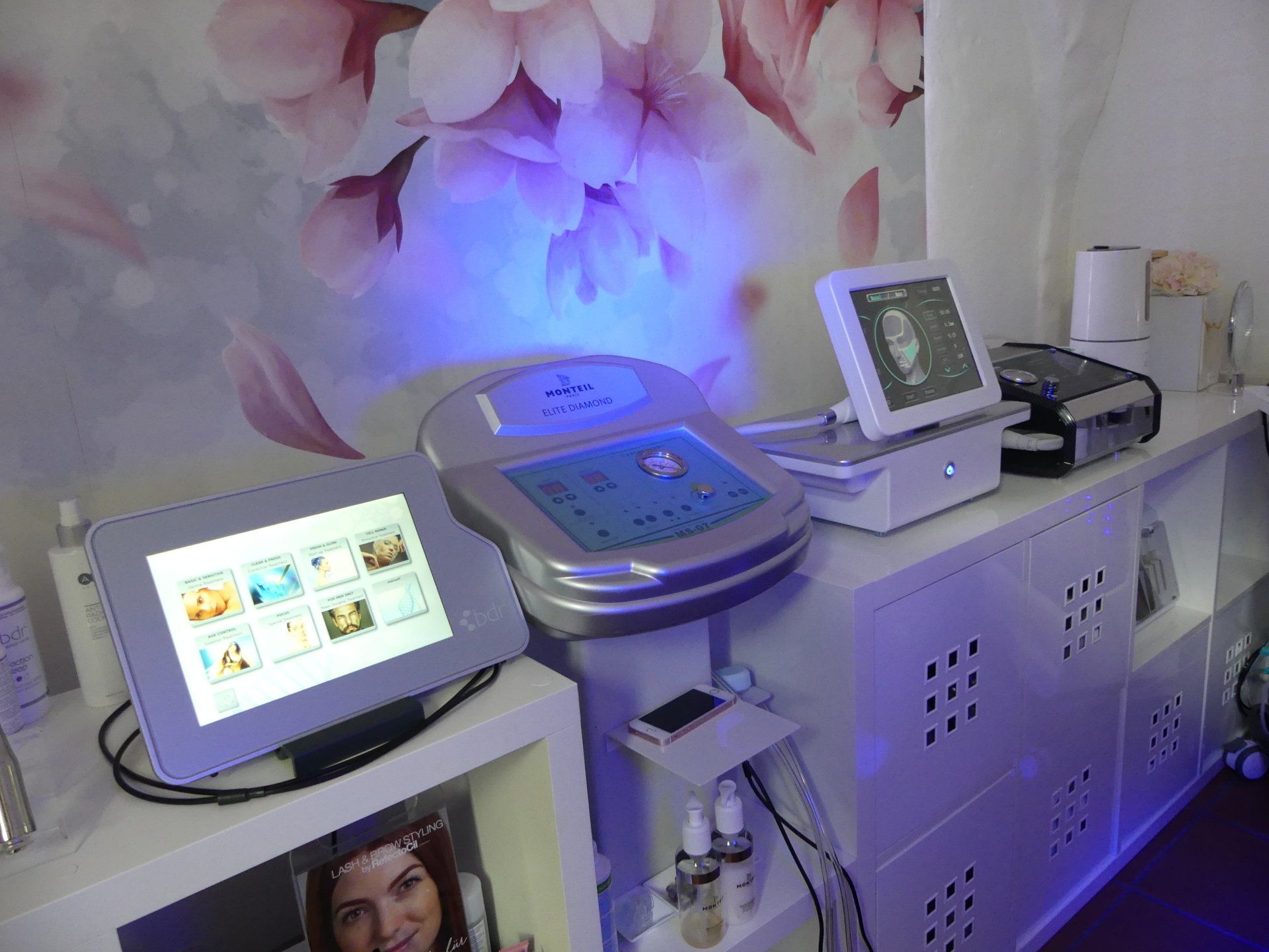 Ein Raum mit einem Haufen Elektronik auf einem Regal