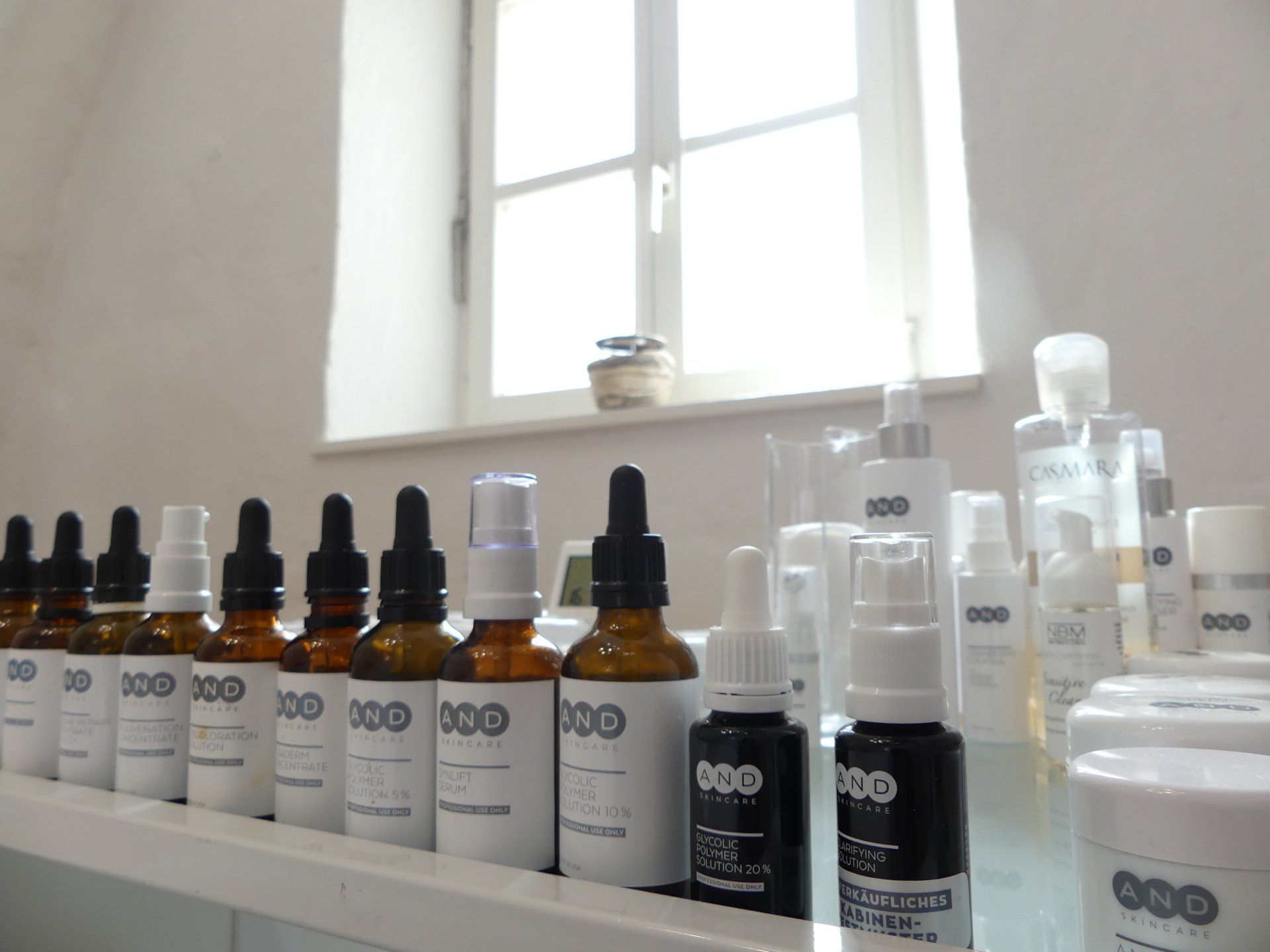 Eine Reihe von Flaschen mit der Zahl 100 darauf