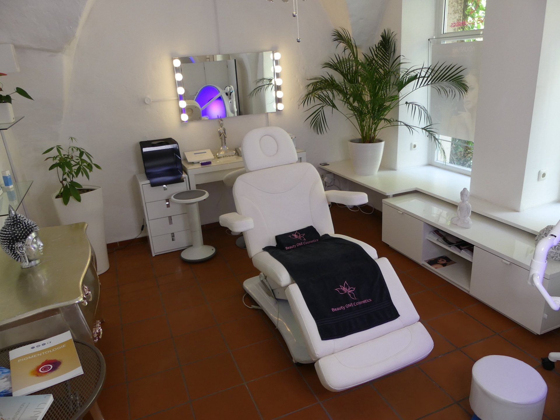 Ein Raum mit einem Stuhl und einem Spiegel darin