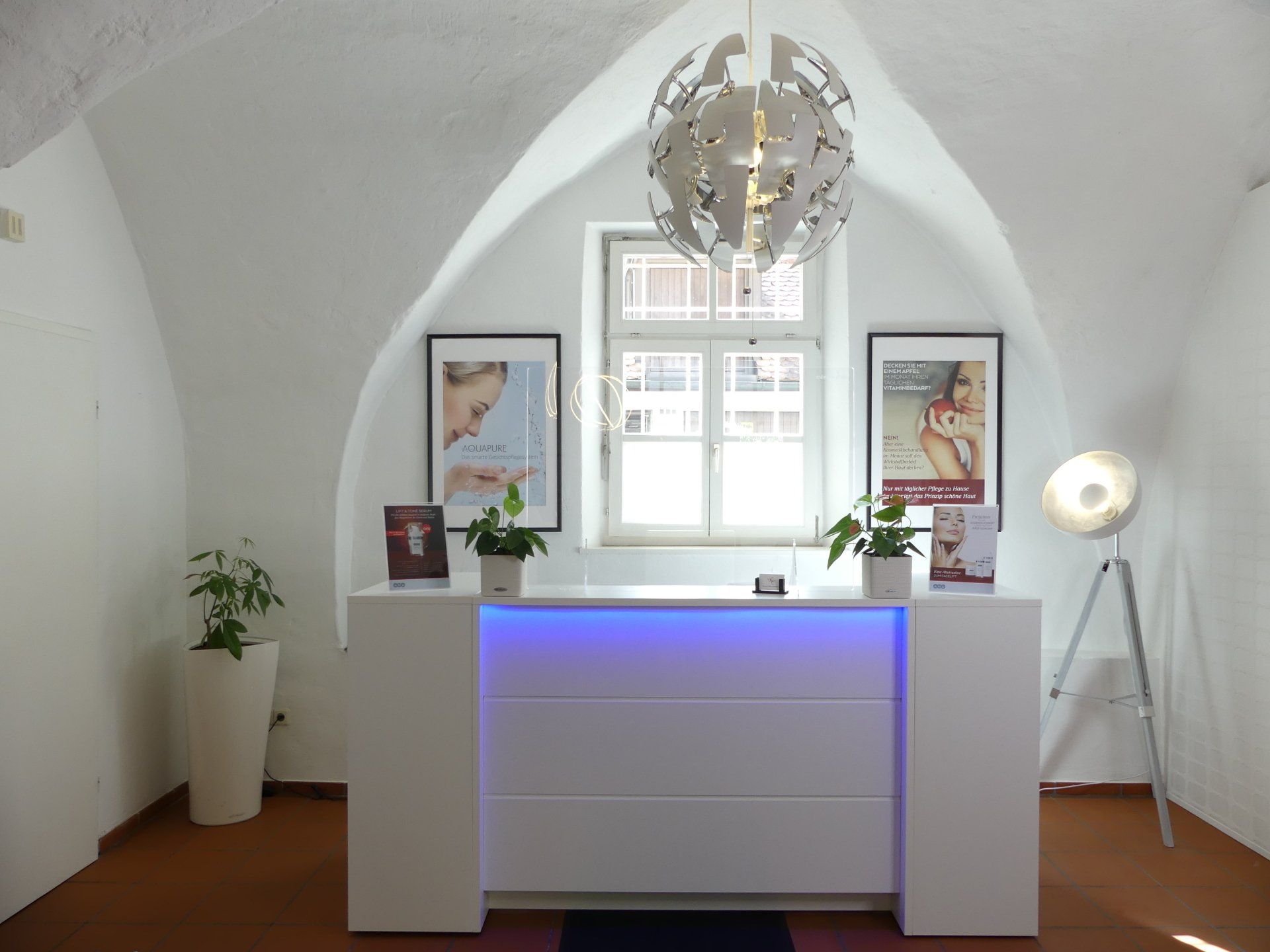 Ein weißer Rezeptionstresen mit blauem Licht darauf