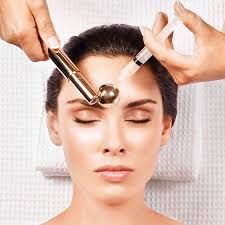 Eine Frau bekommt in einem Spa eine Gesichtsbehandlung.