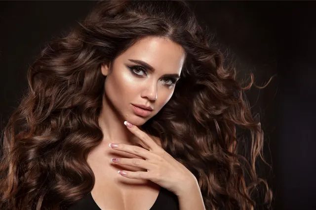 ragazza con capelli castani e mossi