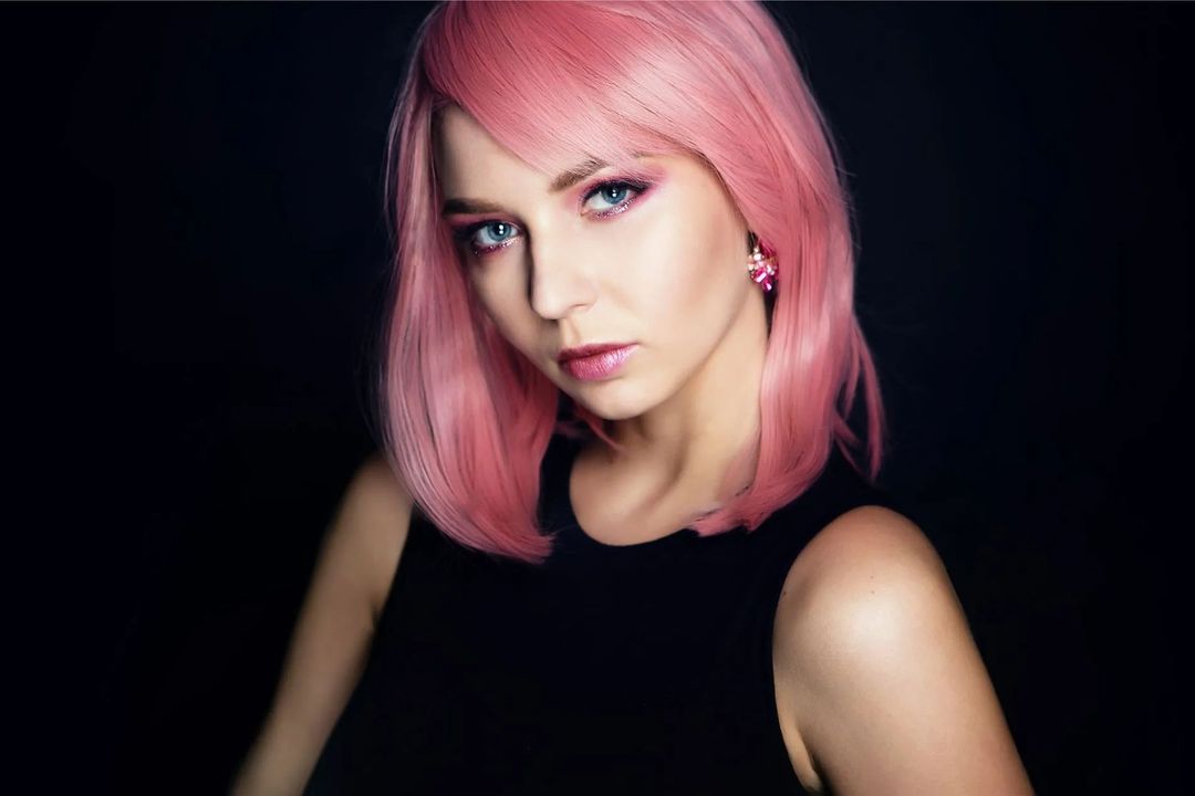 Ragazza con capelli rosa a caschetto