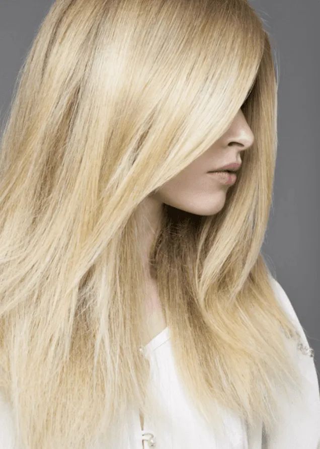 capelli biondi lisci e lunghi