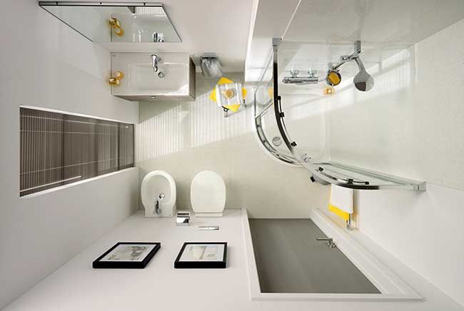 Bagno bianco con doccia, WC e lavandino; design minimalista.