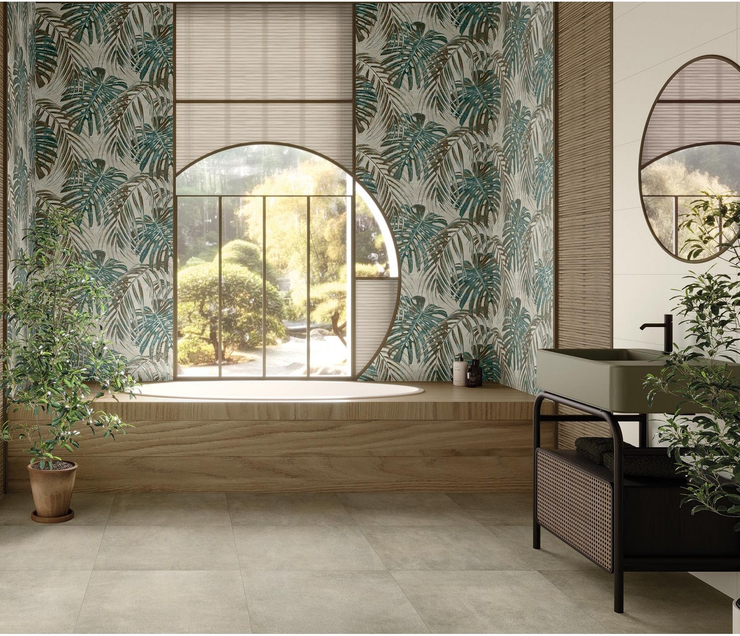 Bagno con carta da parati con foglie tropicali, finestra circolare, dettagli in legno e piante.
