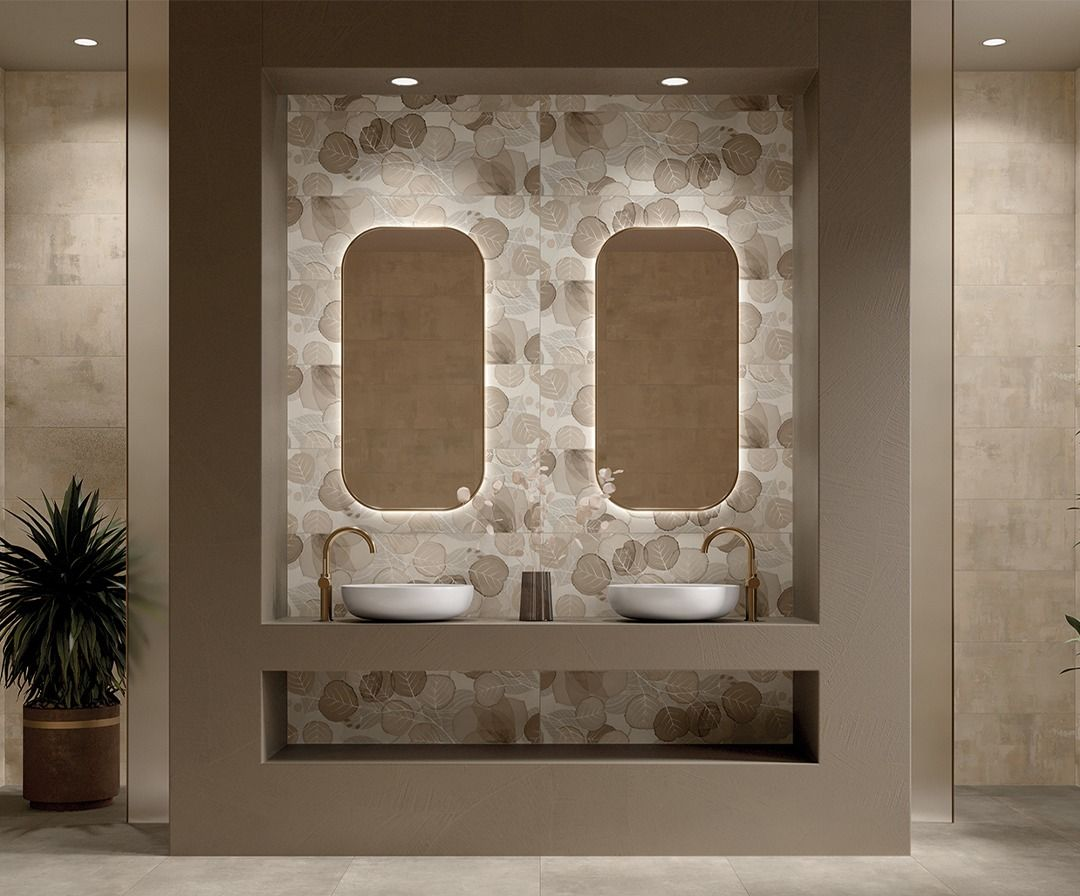 Bagno con due lavandini, specchi e piastrelle decorative. Colori terra, con illuminazione da incasso.