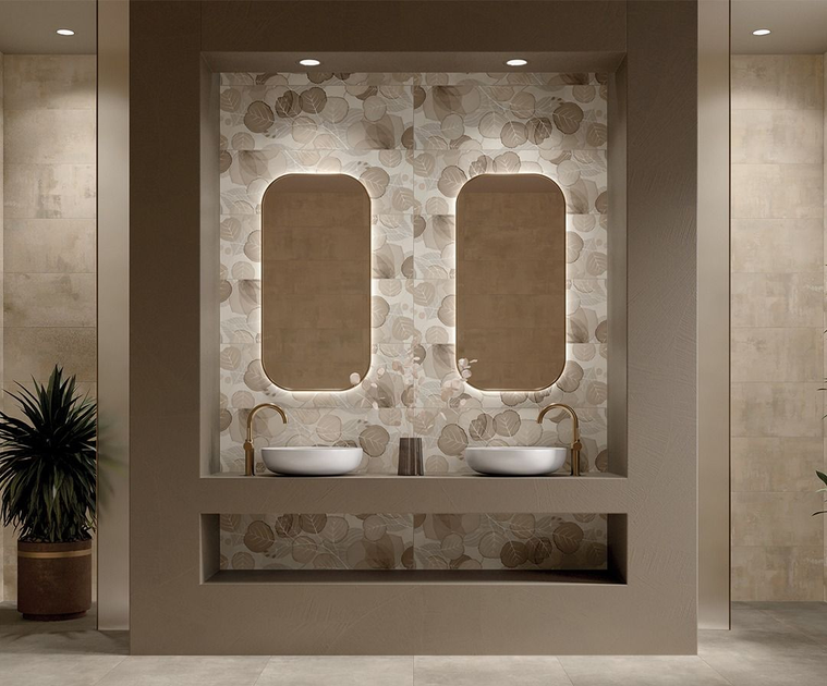 Bagno con due lavandini, specchi e piastrelle decorative. Colori terra, con illuminazione da incasso.