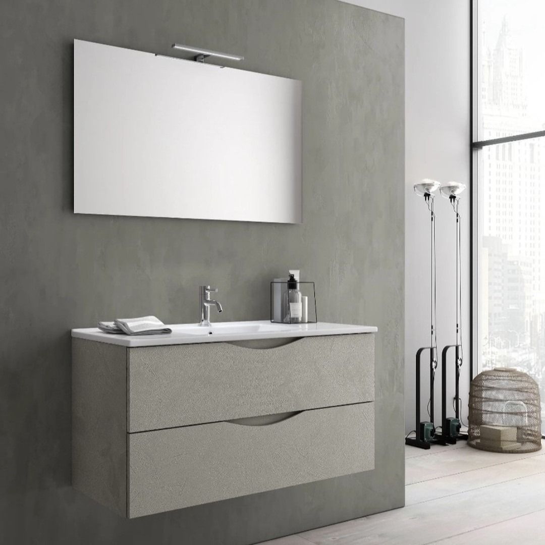 Mobiletto moderno per il bagno, grigio, con specchio, due cassetti e piano d'appoggio bianco.