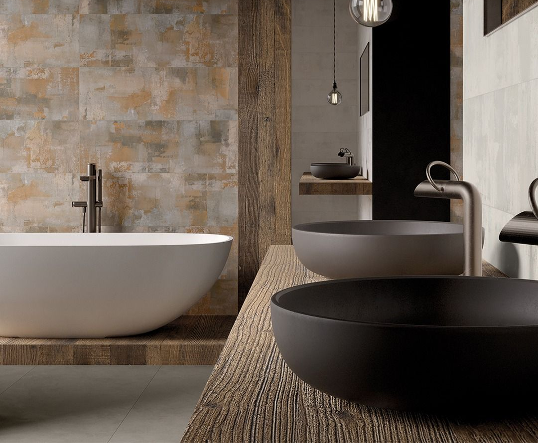 Bagno con dettagli in legno rustico, dotato di vasca, lavandini a appoggio e piastrelle testurizzate.