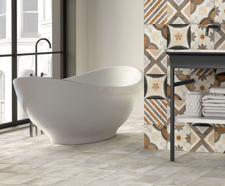 Bagno con vasca bianca, parete piastrellata e mobile lavabo. Pubblicità per Casaviva.