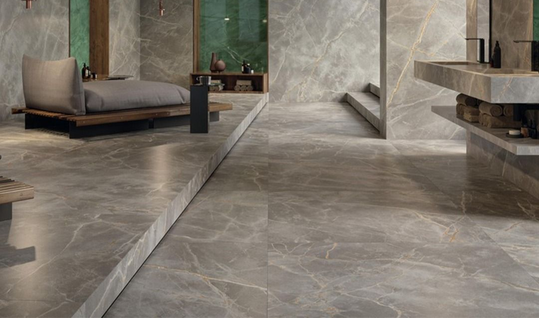 Lussuoso bagno moderno in marmo grigio, dotato di letto, lavandino e pavimento piastrellato.