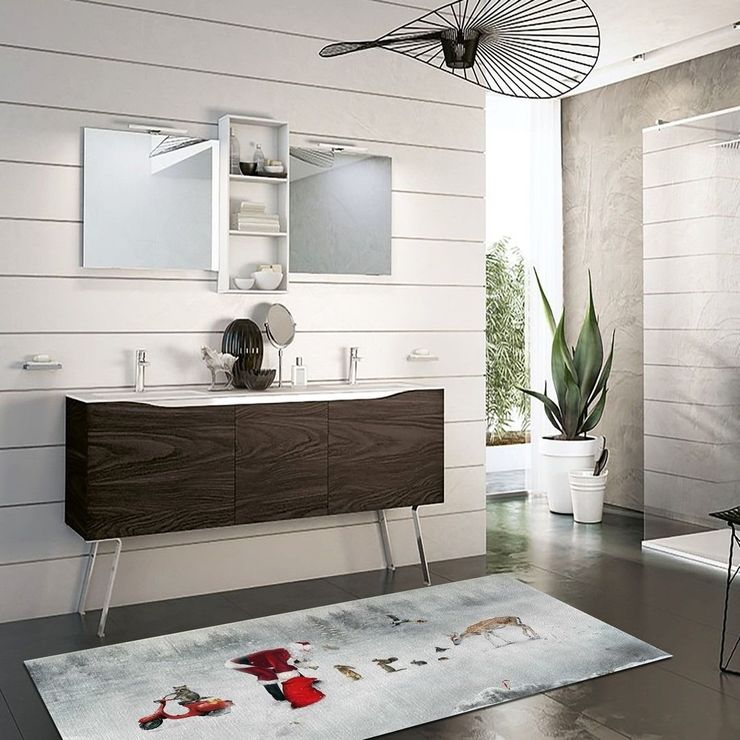 Bagno moderno con mobile lavabo in legno, grandi specchi, tappeto decorativo e grande pianta in vaso.