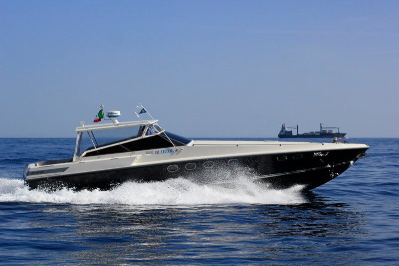Yacht in movimento
