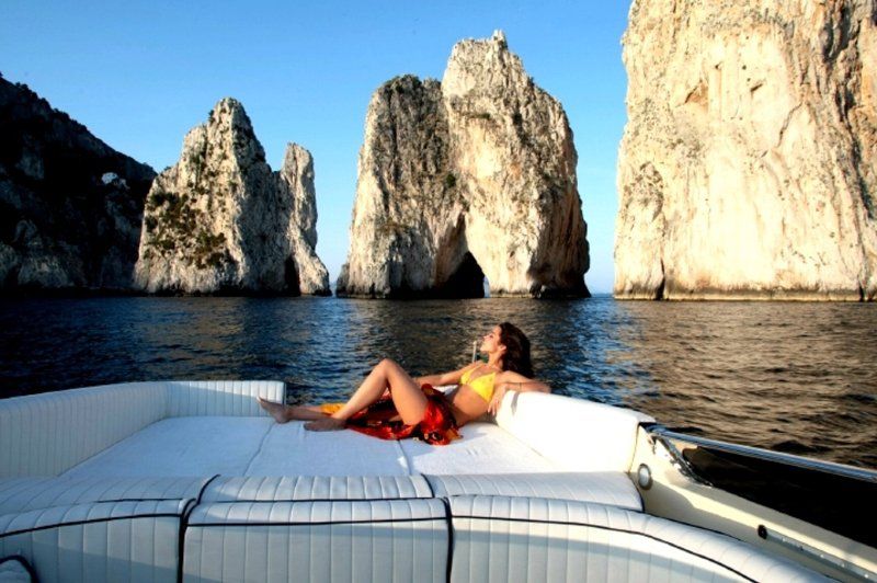 Ragazza mentre prende il sole su uno yacht
