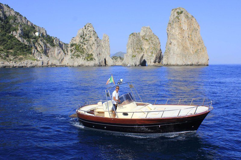 Un'imbarcazione in mezzo al mare