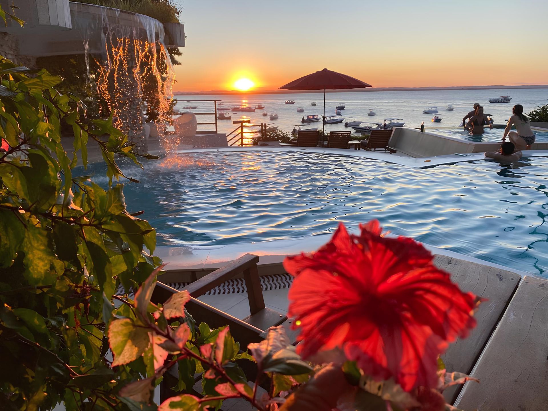 Uma piscina com vista para o oceano Hotel Portaló