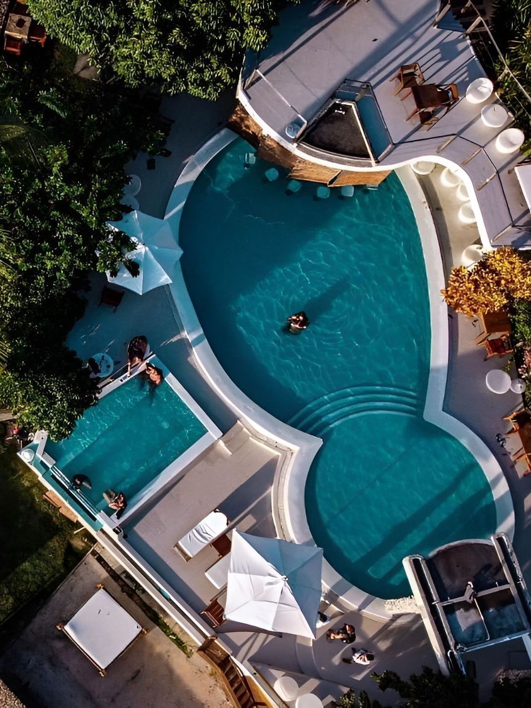 Uma vista aérea de uma grande piscina Hotel Portaló