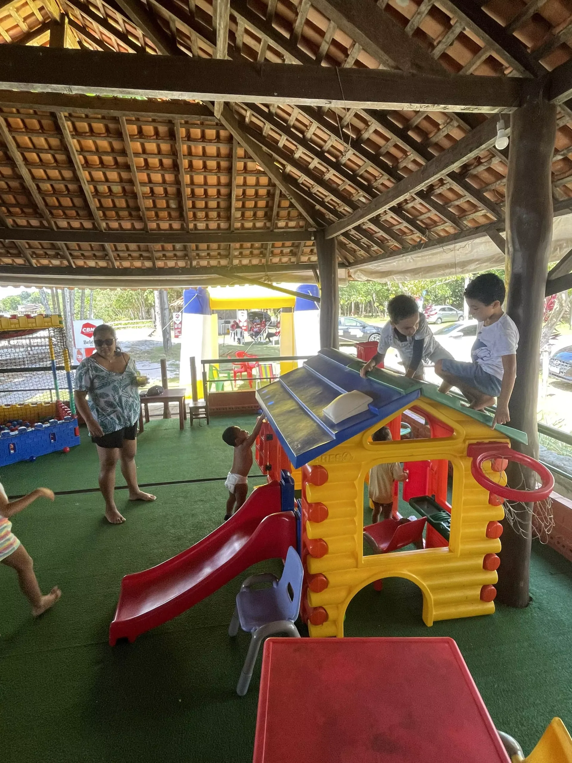 Uma mulher usando uma máscara está fazendo uma massagem em um homem em um spa.-go-organic-club