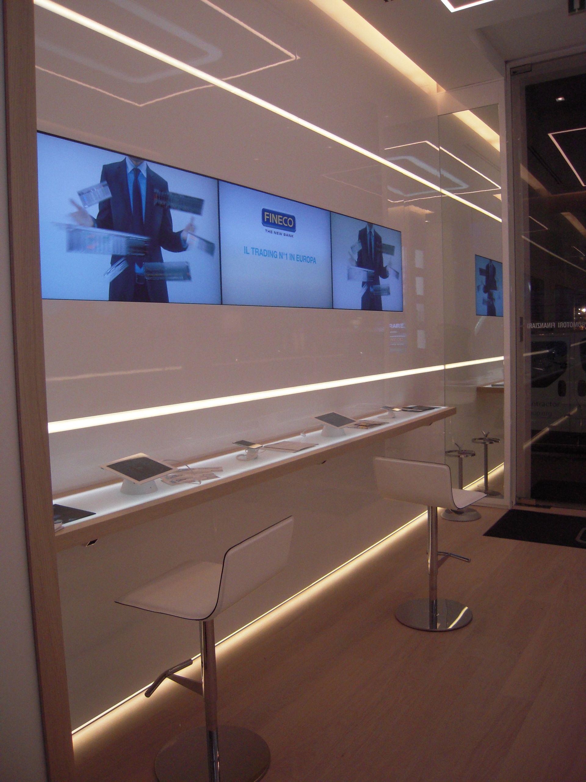 mobili da esposizione a Segrate, MI