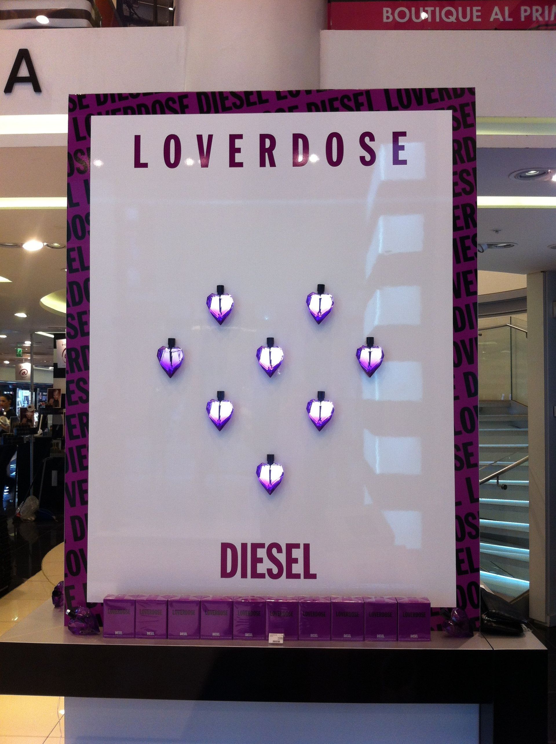 vista ravvicinata della scrivania con un biglietto sopra, sotto una cassettiera e la finestra della camera aperta