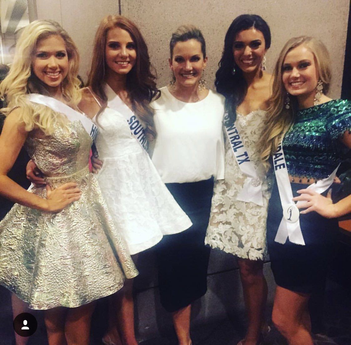 Picture of Lisa Dean with contestants