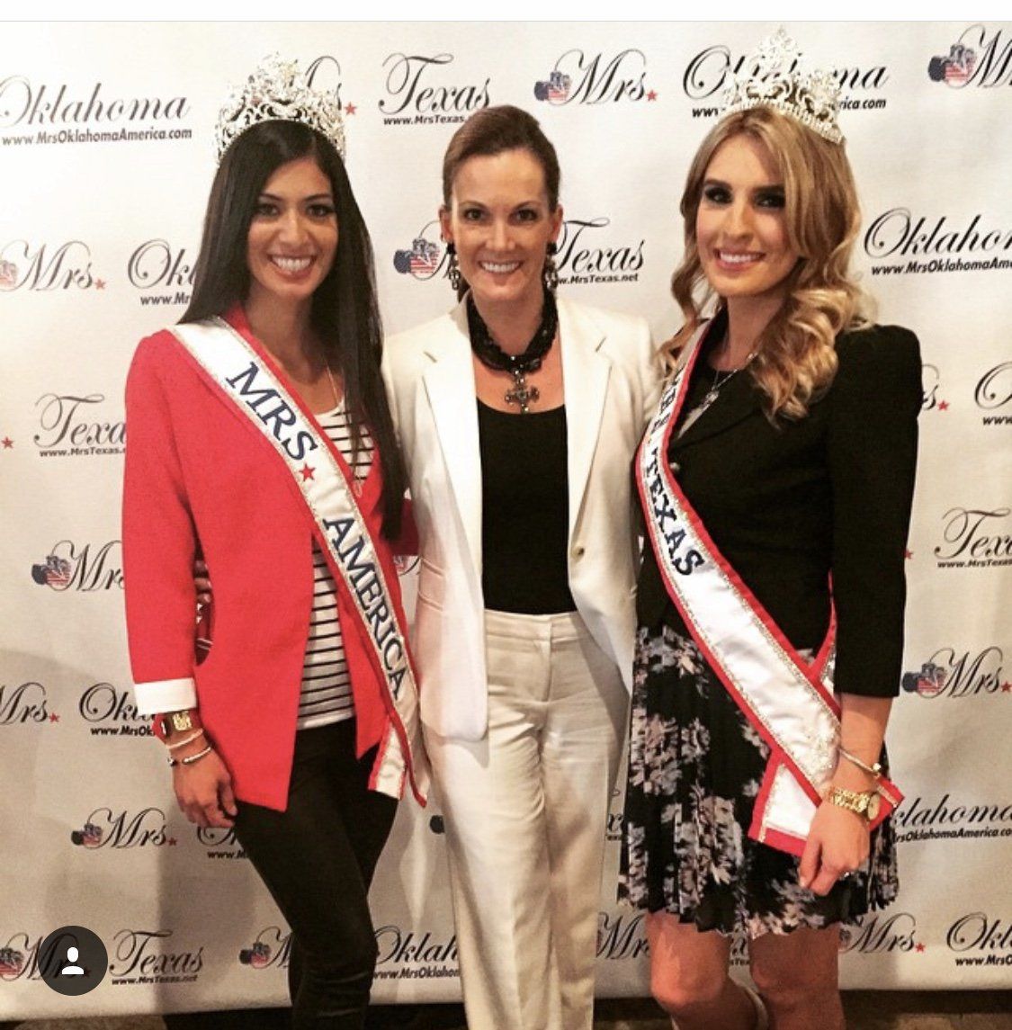 Picture of Lisa Dean with contestants