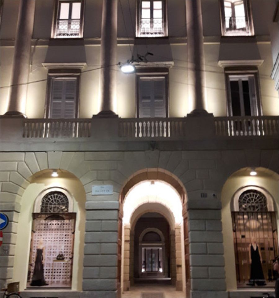 facciata illuminata palazzo storico